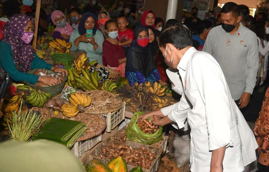 Presiden Joko Widodo dan Ibu Negara Iriana Joko Widodo mengunjungi Pasar Muntilan, Kabupaten Magelang, Sabtu, 21 Mei 2022.