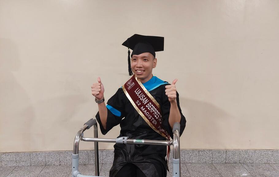 Andre Genta Sanjaya, mahasiswa berkebutuhan khusus fisik yang berhasil meraih gelar S2 Psikologi Terapan Untar.
