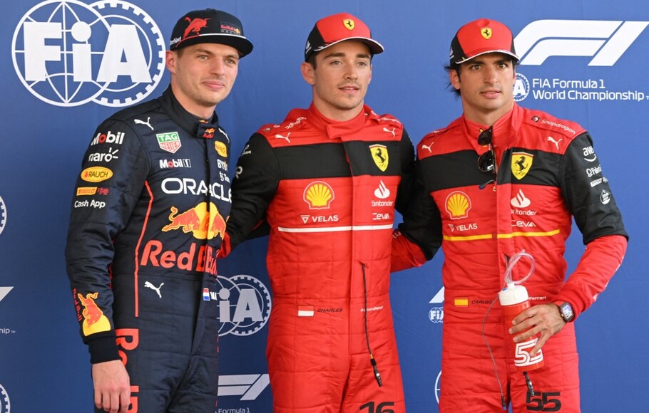 Charles Leclerc (tengah) didampingi Max Verstappen (kiri) dan Carlos Sainz Jr seusai kualifikasi GP F1 Spanyol, Sabtu 21 Mei 2022.