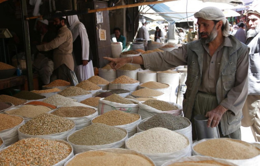 Para pedagang tampak menunggu pembeli di toko gandum Kabul, Afghanistan pada Sabtu 21 Mei 2022. Pemerintah sementara Afghanistan telah melarang ekspor gandum dengan segera sebagai langkah untuk memenuhi kebutuhan lokal.