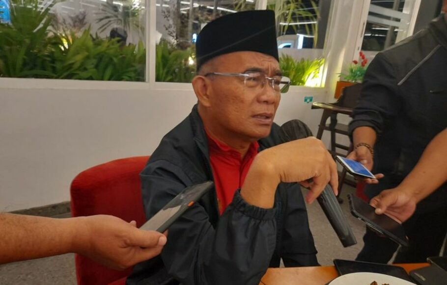 Menteri Koordinator Bidang Pembangunan Manusia dan Kebudayaan (Menko PMK) Muhadjir Effendy saat berbincang dengan media di Malang, Jawa Timur, Sabtu malam, 21 Mei 2022.