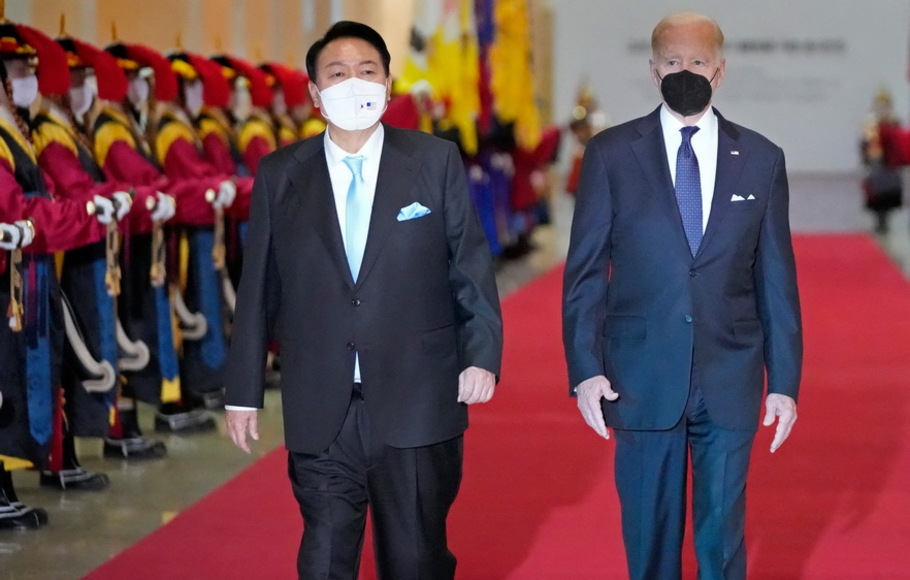 Presiden Korea Selatan Yoon Suk-yeol (kiri) dan Presiden AS Joe Biden tiba untuk makan malam kenegaraan di Museum Nasional Korea di Seoul pada Sabtu 21 Mei 2022. 