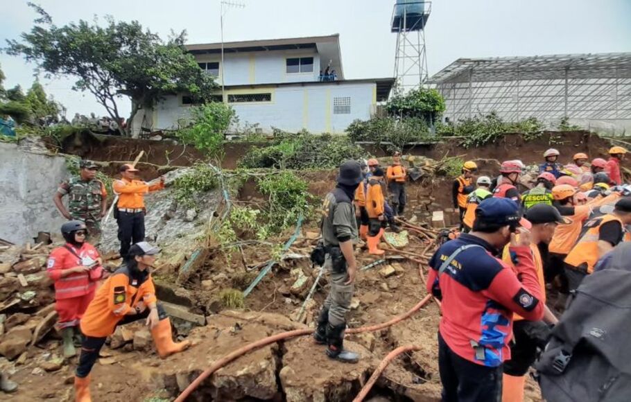 Tim SAR masih melakukan pencarian korban longsor di Desa Cipelang, Kecamatan Cijeruk, Kabupaten Bogor, Minggu 22 Mei 2022.