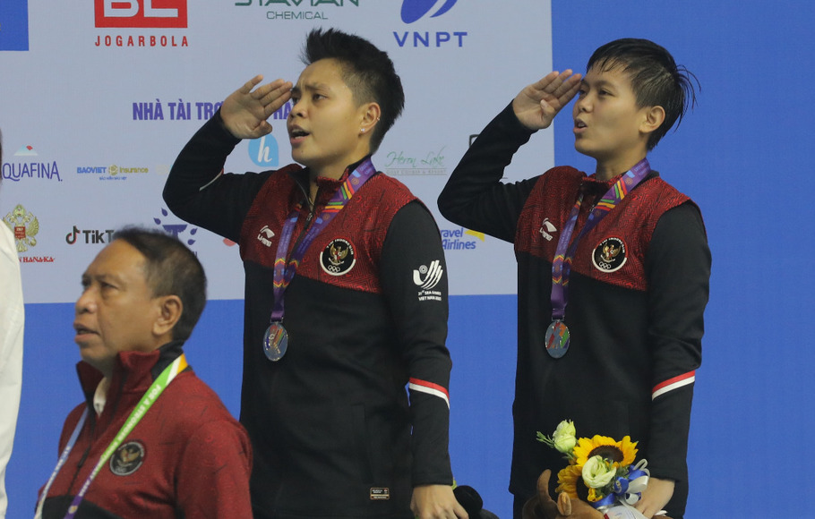 Pasangan ganda putri Apriyani Rahayu/Siti Fadia Silva Ramadhanti naik podium tertinggi di ajang bulutangkis SEA Games Vietnam 2021.