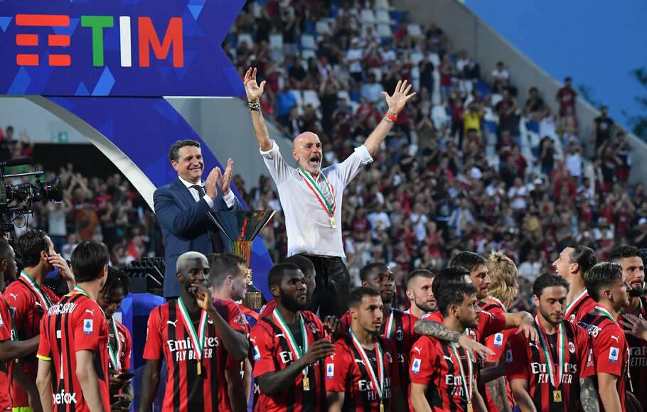 Pelatih AC Milan Stefano Pioli merayakan gelar juara bersama para pemainnya, Minggu, 23 Mei 2022.
