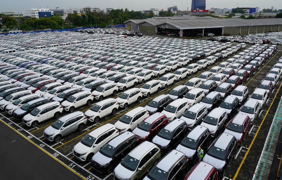 Jejeran unit produksi Astra Daihatsu Motor di fasilitas logistik yang siap dikirim ke pelanggan.