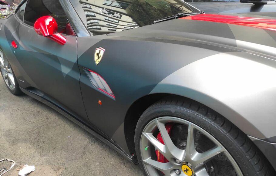 Mobil mewah jenis Ferrari California senilai Rp 3,5 miliar milik Indra Kenz yang disita penyidik Dittipideksus Bareskrim Polri.