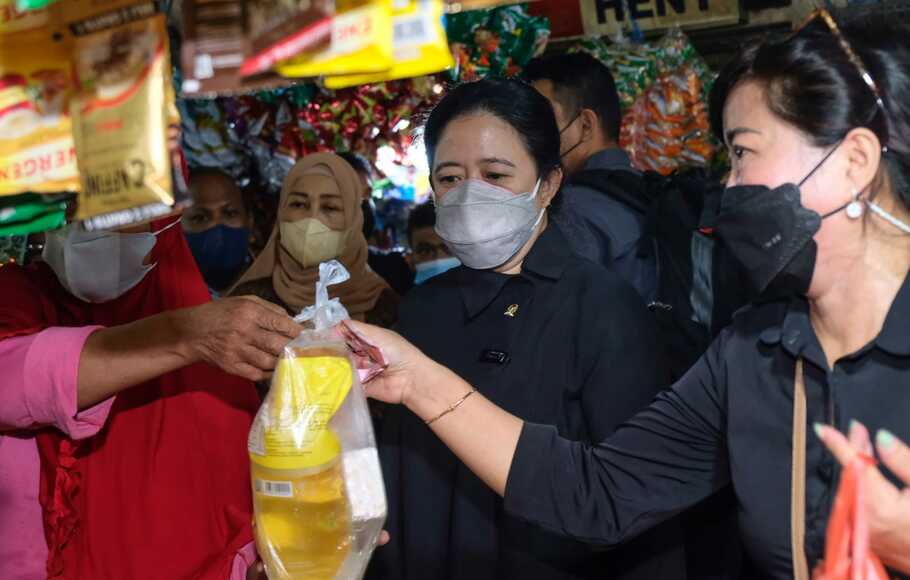 Ketua DPR Puan Maharani meninjau ketersediaan minyak goreng di pasar tradisional.