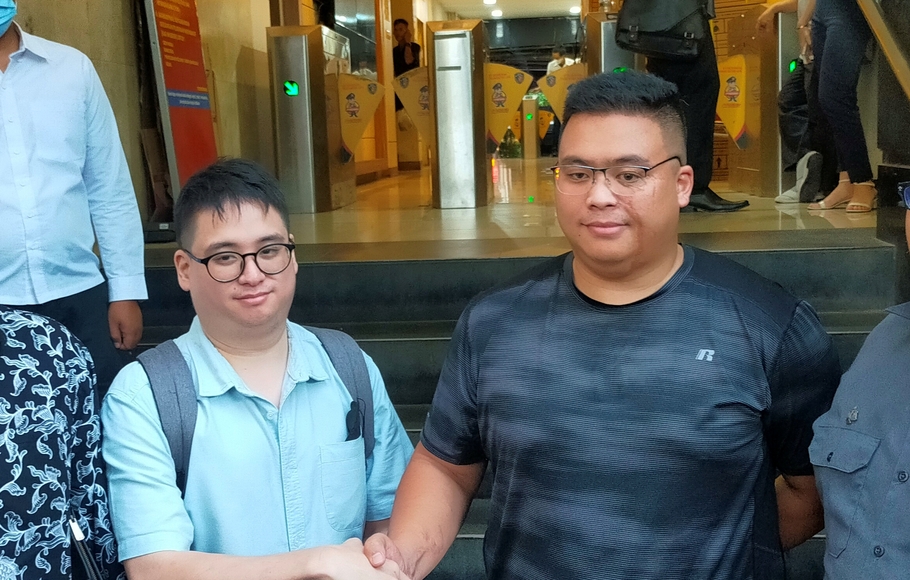 Yohanes (kiri) sopir Yaris bersama pengendara Pajero William berdamai di Polda Metro Jaya, Senin 23 Mei 2022.