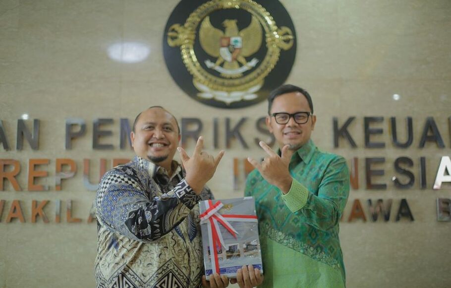 Wali Kota Bogor Bima Arya Sugiarto (kanan) dan Ketua DPRD Kota Bogor Atang Trisnanto seusai penyerahan predikat WTP, di Bandung, Senin 23 Mei 2022.
