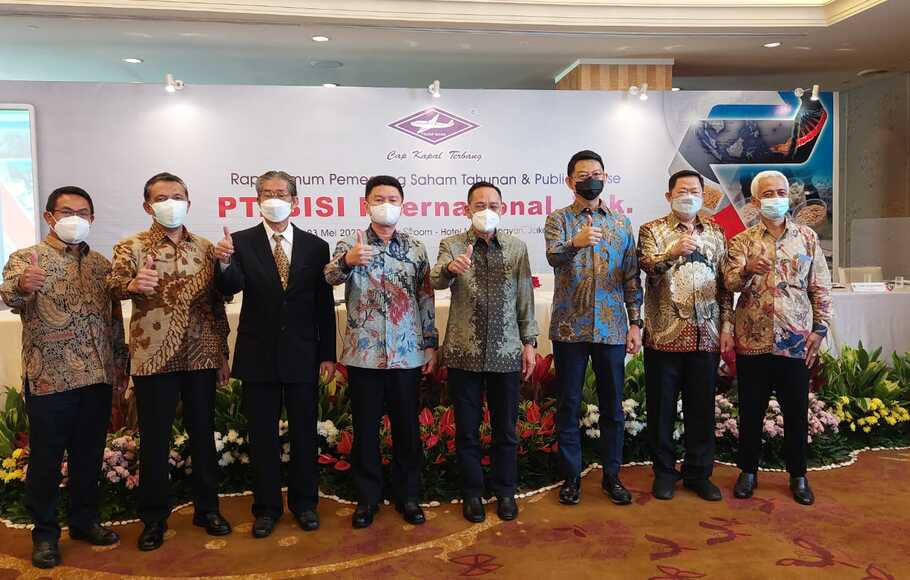 Jajaran direksi dan komisaris PT Bisi International Tbk (BISI) berfoto besama seusai menggelar Rapat Umum Pemegang Saham Tahunan (RUPST), di Hotel Mulia Jakarta, Senin (23/5/2022).