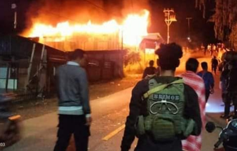 Aparat saat mengamankan aksi pembakaran rumah warga di Kabupaten Dogiyai, Papua.