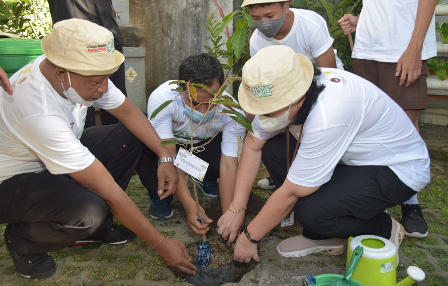 Penanaman 10 juta pohon mangrove secara simbolis oleh Menko PMK Muhadjir Effendy dilakukan di SMP PGRI Denpasar 3 Bali, Selasa, 24 Mei 2022.
