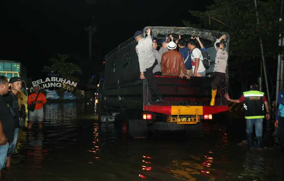 Badan Penanggulangan Bencana Daerah (BPBD) Jateng mengerahkan tim ke daerah terdampak banjir rob yang terjadi di wilayahnya, Senin 23 Mei 2022.