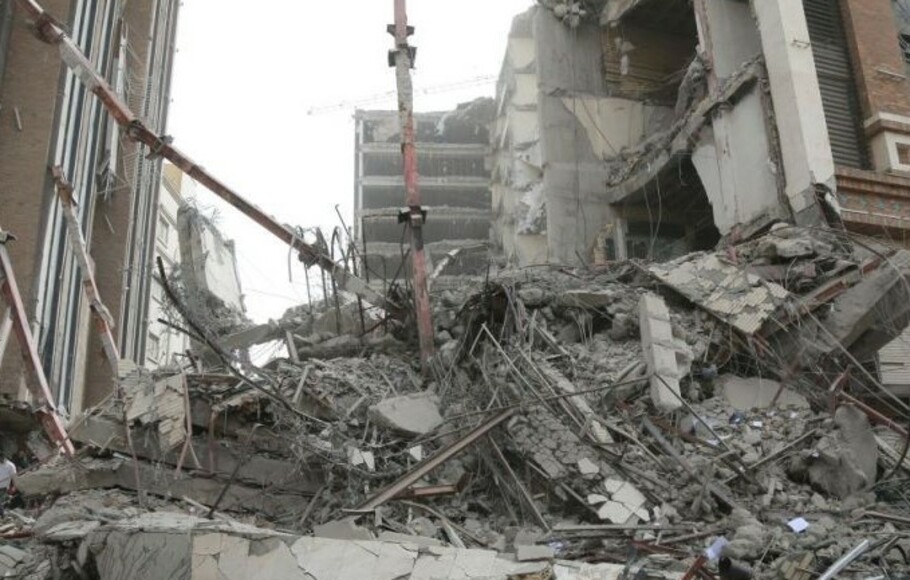 Lokasi gedung ambruk di Abadan, Iran, 23 Mei 2022.