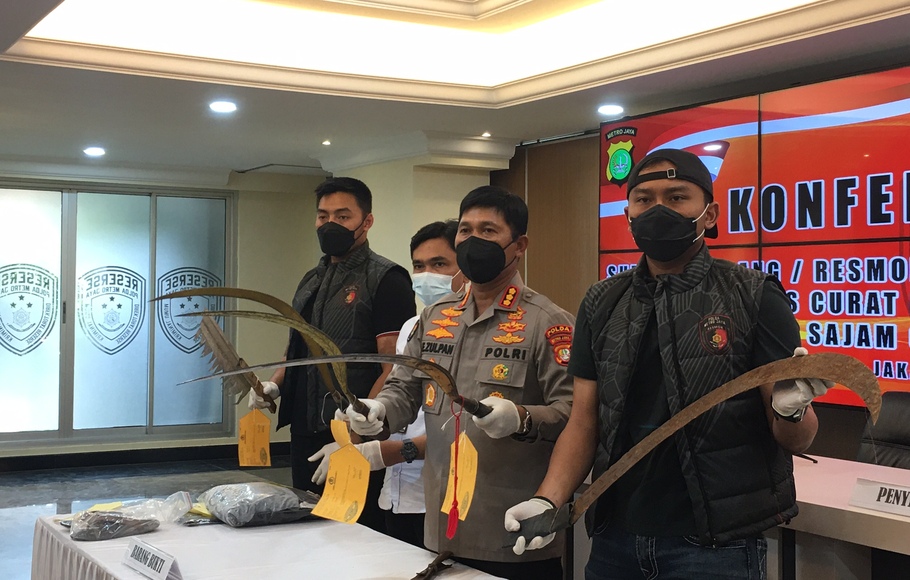 Polisi menunjukkan barang bukti geng motor Jakarta Misteri yang tawuran dengan senjata tajam, Selasa, 24 Mei 2022
