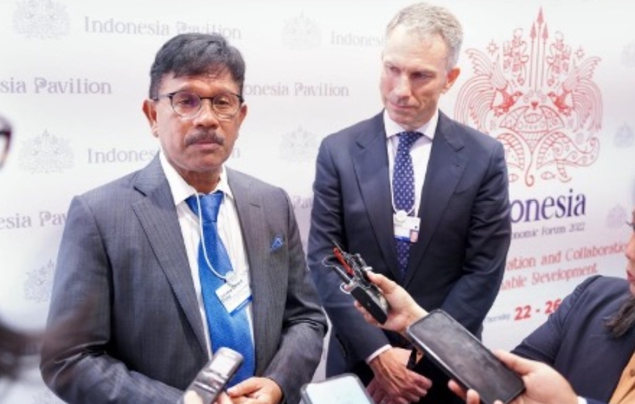 Menkominfo Johnny G Plate (kiri) dan Presiden Google Asia Pasifik Scott Beamount (kanan) di sela-sela acara World Economy Forum di Davos, Swiss, Senin, 23 Mei 2022.