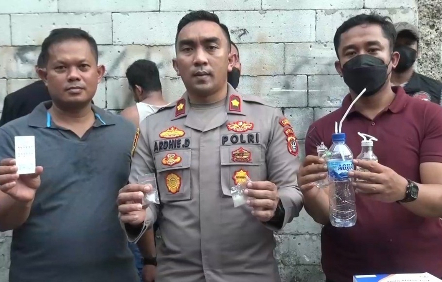 Polisi menunjukkan barang bukti narkoba yang disita dari dua tersangka dalam penggerebekan di Kampung Ambon, Cengkareng, Jakarta Barat, Selasa, 24 Mei 2022.  