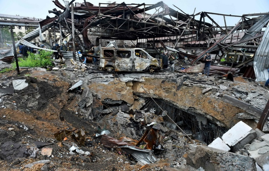 Pemandangan bagian Pabrik Besi dan Baja Ilyich yang hancur di kota pelabuhan Mariupol, Ukraina, pada Rabu 18 Mei 2022, di tengah aksi militer Rusia yang sedang berlangsung di Ukraina.