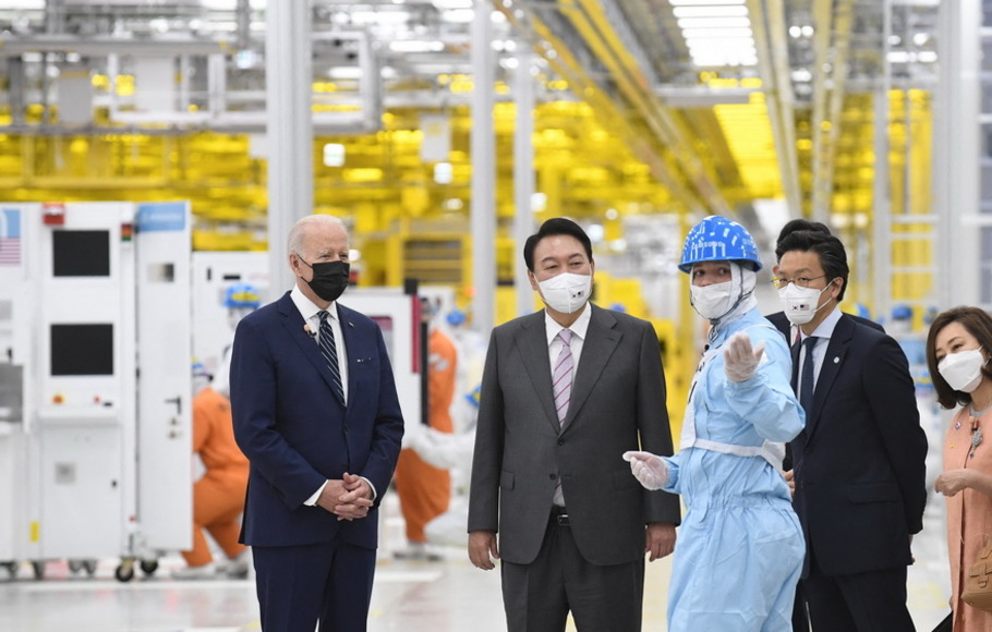 Presiden AS Joe Biden (kiri) berdiri di samping Presiden Kroean Selatan Yoon Suk-youl (kedua dari kiri) dan Wakil Ketua Samsung Electronics Co. Lee Jae-yong (kedua dari kanan) selama kunjungan mereka di Kampus Samsung Electronic Pyeongtaek di Pyeongtaek pada Jumat 20 Mei 2022.