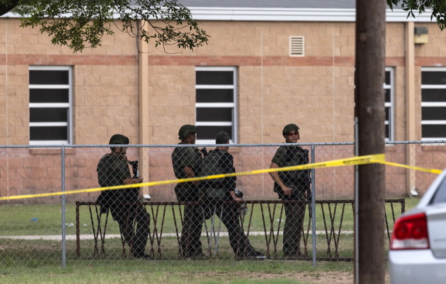 Aparat penegak hukum bekerja di tempat kejadian setelah penembakan massal di Sekolah Dasar Robb di Uvalde, Texas, AS, pada Selasa 24 Mei 2022.