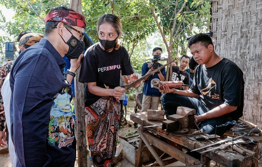 Menteri Pariwisata dan Ekonomi Kreatif (Menparekraf), Sandiaga Salahuddin Uno saat mencoba menempa keris di Desa Aeng Tong-Tong, Sumenep, Madura.