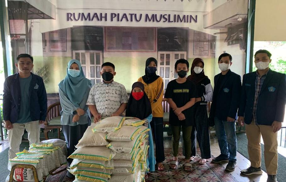 Hikmahbudhi atau Himpunan Mahasiswa Buddhis Indonesia membagikan 8 ton beras untuk panti asuhan dan warga di Jakarta, Rabu 25 Mei 2022.