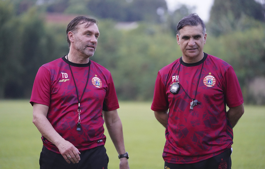 Pelatih Persija Jakarta, Thomas Doll (kiri) dan asisten, Pasquale Rocco. 
