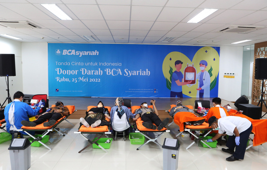 Karyawan BCA Syariah saat mengikuti Donor Darah di Kantor Pusat BCA Syariah Jakarta, Rabu 25 Mei 2022.