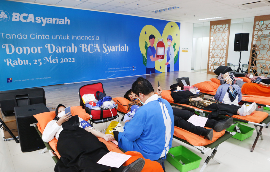 Karyawan BCA Syariah saat mengikuti Donor Darah di Kantor Pusat BCA Syariah Jakarta, Rabu 25 Mei 2022.