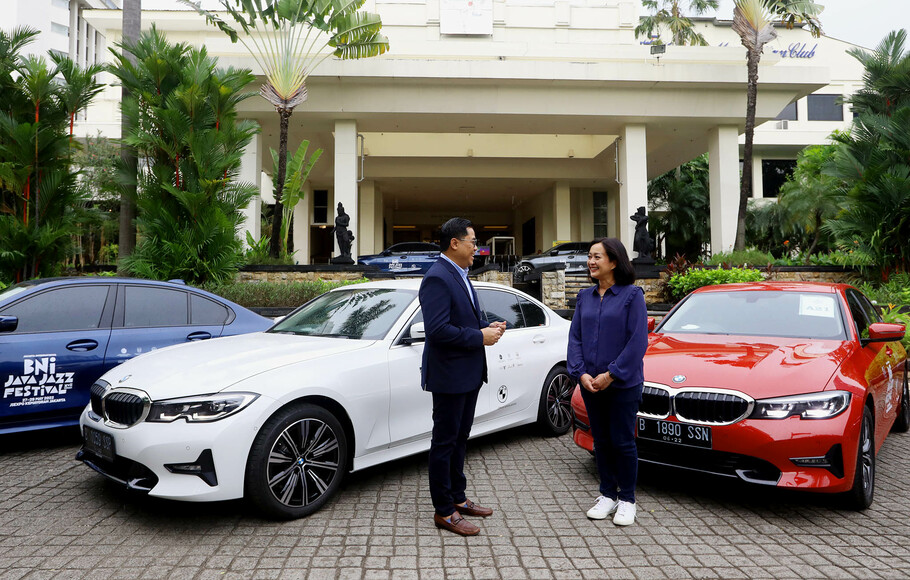 Vice President Sales and Network Development BMW Indonesia Bayu Riyanto (kiri), menyerahkan BMW Seri 3 terbaru sebagai VIP Fleet dari BNI Java Jazz Festival 2022 kepada President Director Java Festival Production Dewi Gontha, di Jakarta, Rabu 25 Mei 2022.