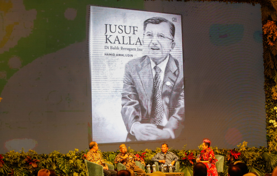 Penulis Buku Jusuf Kalla Di Balik Beragam Isu Hamid Awaludin (kedua kanan), bersama Ketua Dewan Pers Prof Azyumardi Azra (kedua kiri), Direktur Utama Kompas TV Rikard Bagun (kiri) dan Moderator Pemimpin Redaksi Kompas TV Rosianna Silalahi pada acara Peluncuran Buku Jusuf Kalla, Di Balik Beragam Isu di Jakarta, Rabu, 25 Mei 2022.