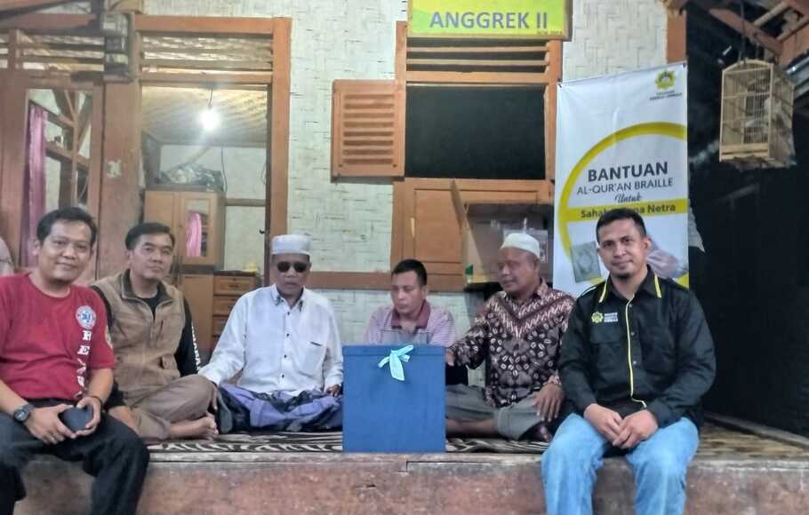 Yayasan Amirul Ummah bekerja sama dengan Kitabisa memberikan bantuan Alquran Braille kepada masyarakat tunanetra di Kabupaten Lebak, Banten.