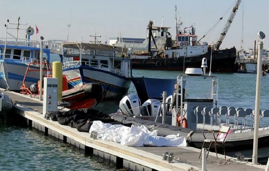 Satu gambar yang diambil di pelabuhan Sfax di Tunisia tengah menunjukkan mayat para migran yang ditemukan di tempat terpisah, sebelumnya tenggelam setelah perahu mereka terbalik di laut.