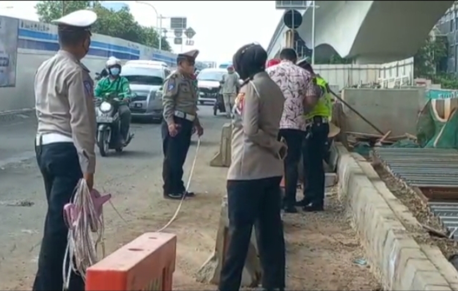Subdit Gakkum Ditlantas Polda Metro Jaya melakukan olah tempat kejadian perkara (TKP) kecelakaan beruntun yang mengakibatkan dua orang tewas di kawasan Pancoran, Jakarta Selatan, Kamis 26 Mei 2022.
