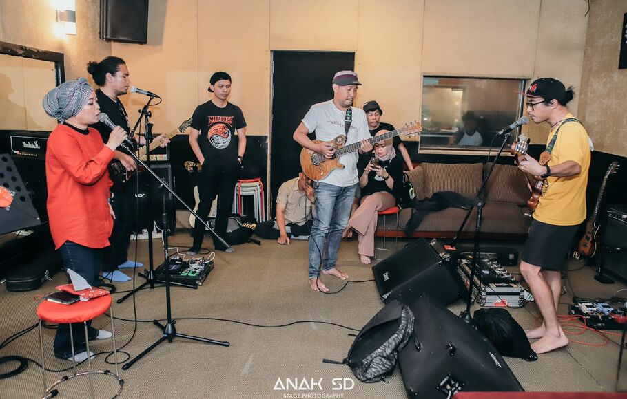 Culture Project yang akan tampil di Java Jazz sedang menjalani sesi latihan perdana di C Pro Studio Jakarta, Rabu, 25 Mei 2022.