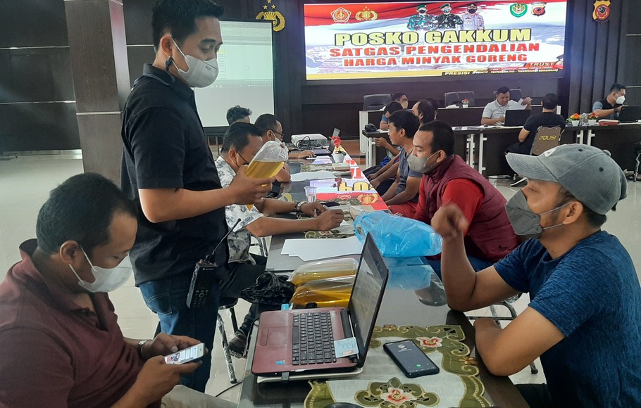 Pedagang dan pemilik toko di sejumlah pasar di Kota Bogor yang diamankan karena menjual minyak goreng curah di atas harga eceran tertinggi (HET) sedang menjalani pemeriksaan di Mapolresta Bogor Kota, Kamis, 26 Mei 2022.