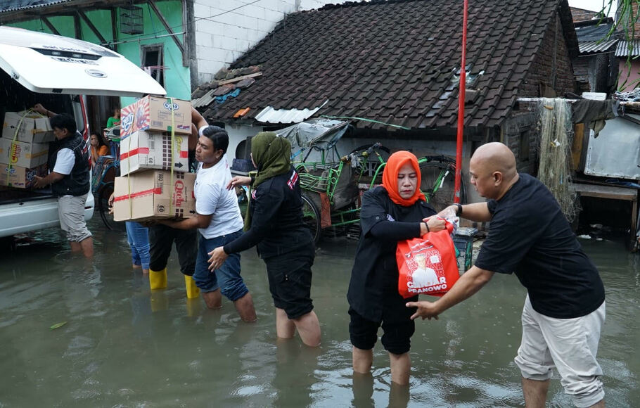 Sahabat Ganjar salurkan bantuan sosial untuk warga terdampak banjir rob di Semarang, Jawa Tengah, Kamis, 26 Mei 2022.