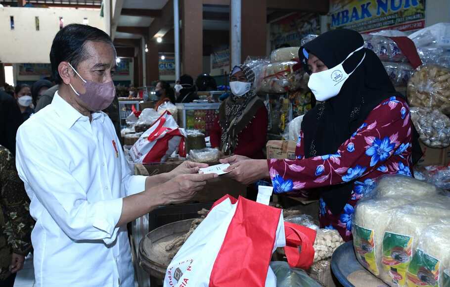 Presiden Jokowi membagikan bansos kepada pedagang di salah satu pasar di Kota Solo, Kamis, 26 Mei 2022