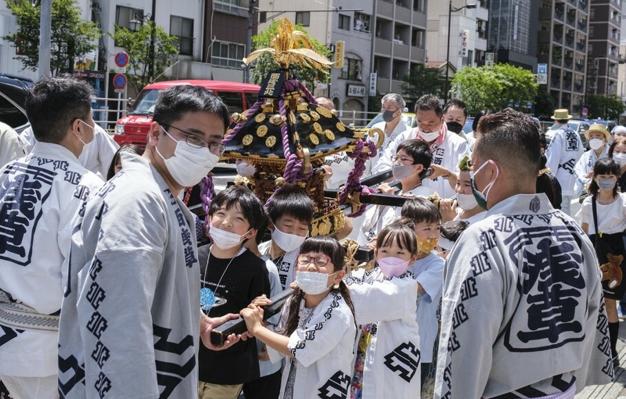 Anak-anak Jepang menghadiri festival Sanja Matsuri di daerah Asakusa Tokyo pada 22 Mei 2022.