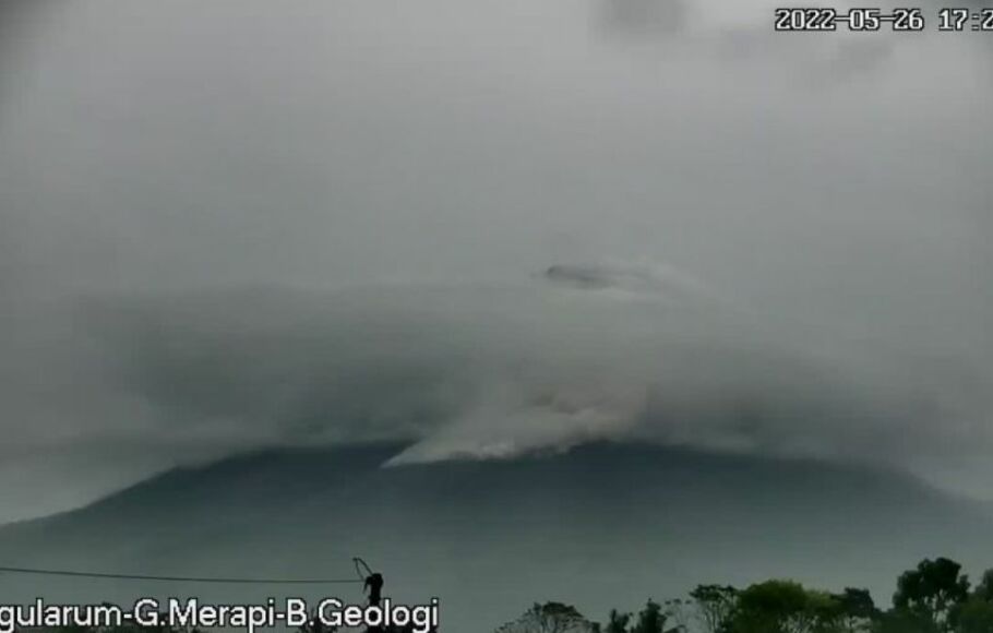 Gunung Merapi di perbatasan Daerah Istimewa Yogyakarta dan Jawa Tengah meluncurkan tiga kali awan panas guguran pada Kamis, 26 Mei 2022.  
