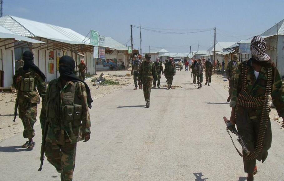Milisi Al Shabab yang terkait dengan Al-Qaeda berkonvoi di jalan pada tanggal 5 Maret 2012 di distrik Deniile di ibu kota Somalia, Mogadishu.