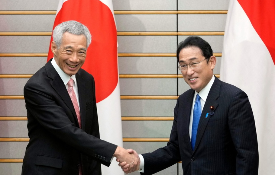 Perdana Menteri Singapura Lee Hsien Loong (kiri) berjabat tangan dengan Perdana Menteri Jepang Fumio Kishida (kanan) dalam pertemuan bilateral di Tokyo pada Kamis 26 Mei 2022. 