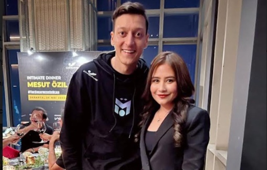 Artis Prilly Latuconsina saat berfoto bersama pesepakbola Jerman, Mesut Ozil saat menghadiri Gala Dinner di sela-sela kunjungannya ke Indonesia.