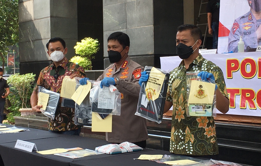 Polisi menunjukkan barang bukti kasus pinjol ilegal, Jumat, 27 Mei 2022