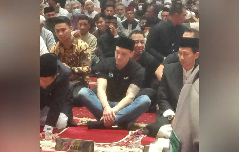Mesut Ozil saat melaksanakan ibadah Salat Jumat di Masjid Istiqlal, Jakarta, Jumat, 27 Mei 2021.
