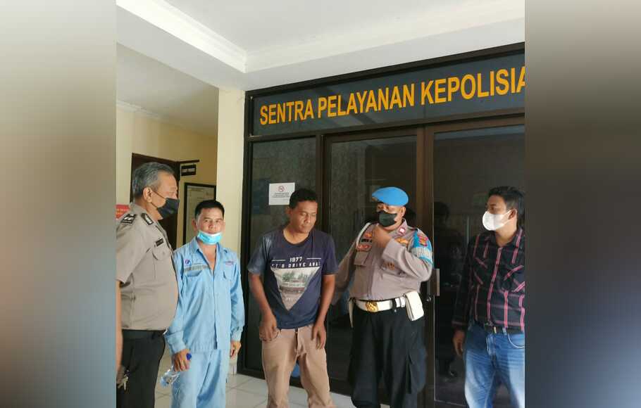 Pekerja proyek Kereta Cepat Jakarta-Bandung mengamankan seorang pria berinisial TA dan barang bukti besi curian kemudian menyerahkannya ke Mapolsek Cikarang Pusat, Jumat, 27 Mei 2022.