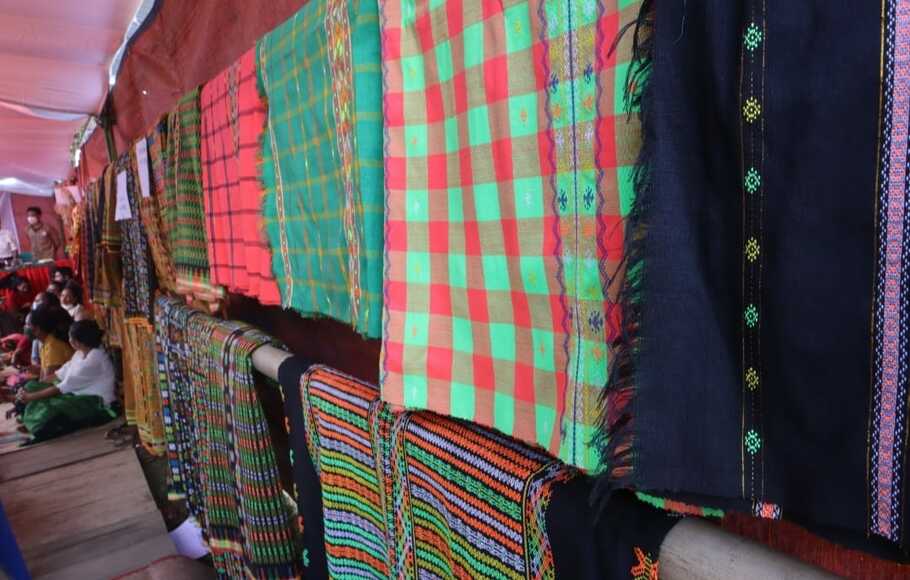 Produk–produk ekonomi kreatif khas Nusa Tenggara Timur yang mengikuti program 