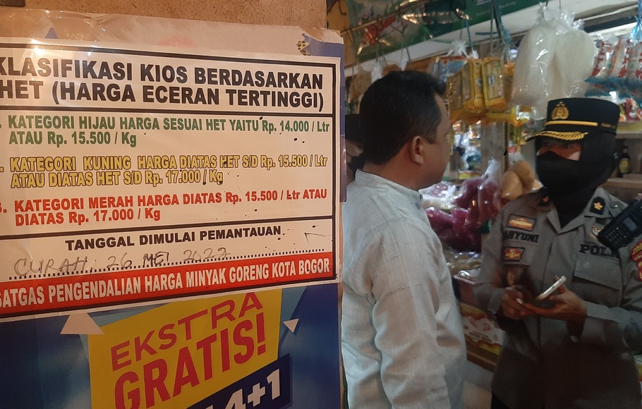 Tim Satgas Minyak Goreng Kota Bogor memasang stiker pengawasan harga di seluruh penjual minyak goreng (migor), di sejumlah pasar di Kota Bogor, Jumat, 27 Mei 2022