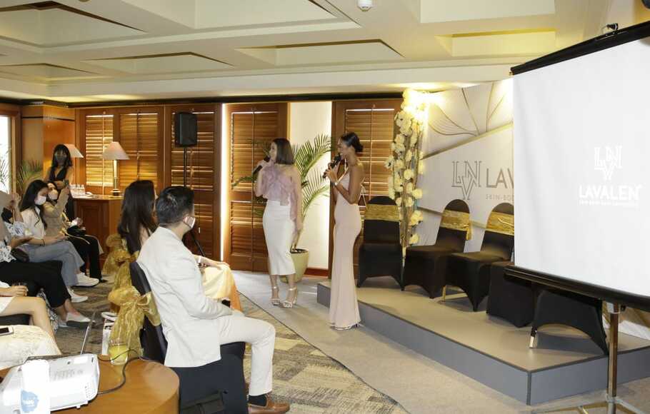 Para peserta mendengarkan pemaparan tentang perawatan kecantikan Lavalen dalam  intimate gathering untuk kalangan terbatas, di Hotel Wyndham Casablanca Jakarta, Jumat, 27 Mei 2022.